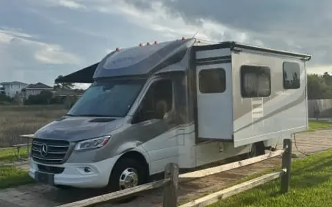 Super Classy (B+) Renegade Mercedes Sprinter w/ Starlink