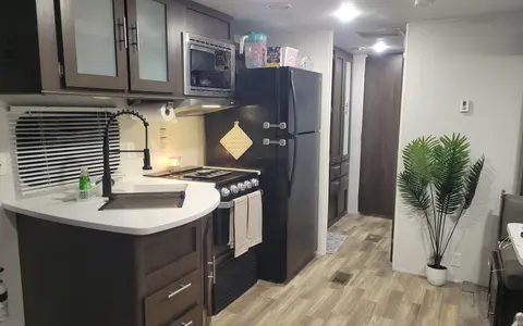 Country Charm RV; Luxe Listing