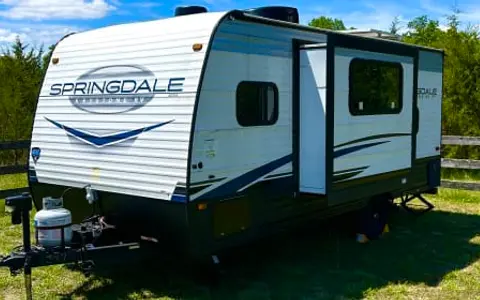 Light & Cozy Camper - Adventure Awaits!