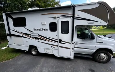 Winnebago Minnie Winnie - ONLY 23 FEET LONG!