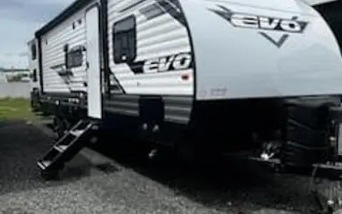 Ellie- 2023 Forest River RV EVO Lite 2750QBX