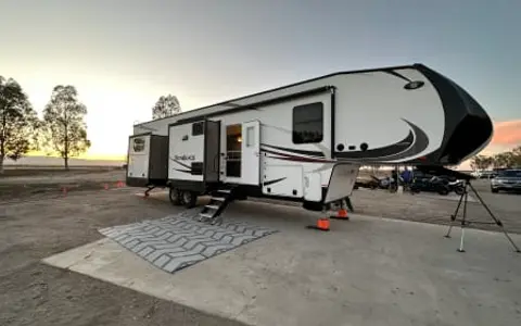 42ft Fifth Wheel. Sleeps 12!