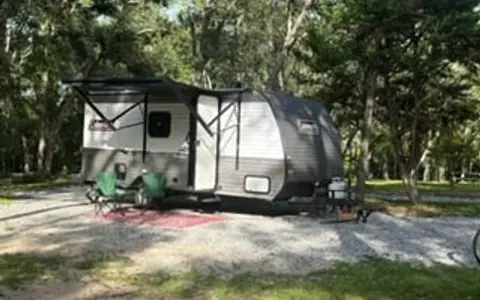 Cozy Family Camper – Queen Bed, Bunks & Fireplace