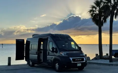 Florida Vacay Winnebago Solis