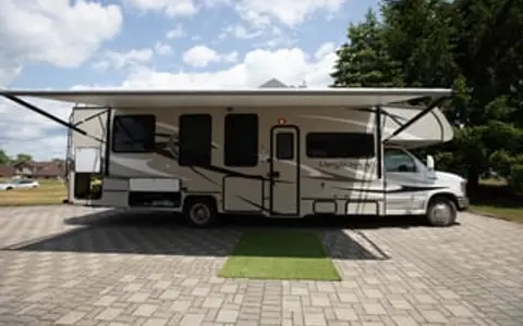 2013 Coachmen RV Leprechaun 317SA Ford 450