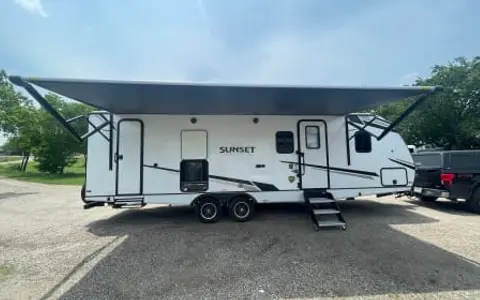 10 person 2022 Sunset Trail 272 BH.
