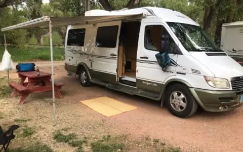 Leisure Travel Free Spirit Queen Bed great MPG