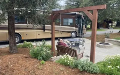 Palace on wheels! -2005 Revolution LE 40 ft