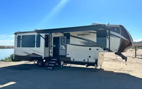 Clean and Comfortable 39’ Heartland Bighorn 3575EL
