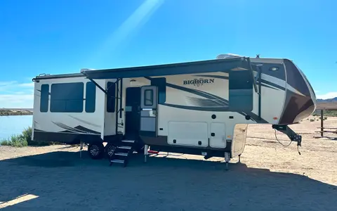 Clean and comfortable. Fully stocked kitchen. Heartland Bighorn Fifth Wheel 40' - Delivery only