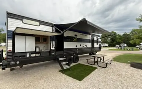 6 beds. Clean. Outdoor Living. Delivered & set-up