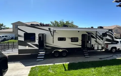 Spacious Toy Hauler Getaway – Comfort on Wheels