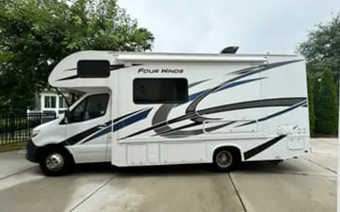 Rolling Retreat 2023 Mercedes Thor Four Winds 24LT