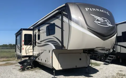 Christopher’s Premier Fifth Wheel