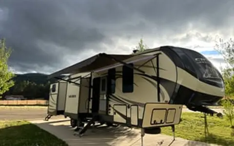 Huge 5th Wheel–2 Full Baths–Great for Kids!