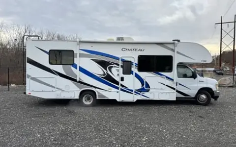 2023 Thor Chateau 28Z Class C Motorhome on Ford E-450 – Sleeps 6