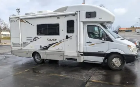 "Navion" 24' Class C Winnebago. Sleeps 5