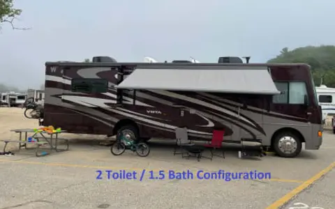 Winnebago Vista 35 Feet (2 toilets / 1.5 bath)