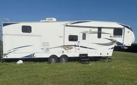 Family friendly bunk house 5th wheel camper
