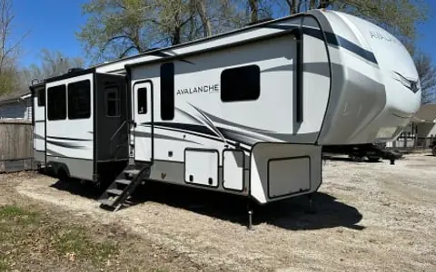 2022 Keystone RV Avalanche Spacious!!!