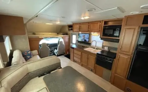 Adventure and Comfort Await!! 2015 Winnebago Minnie Winnie