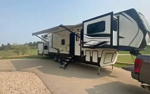 Montana High Country 377FL - room for the family