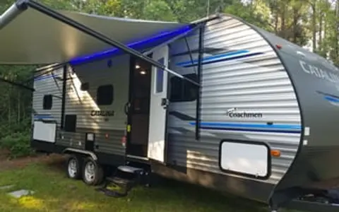 Greg and Sarah's Family Friendly Camper w/Roku TV