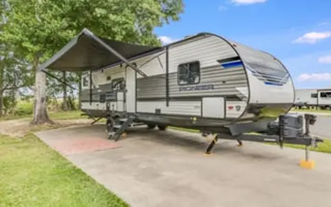 SLEEPS 6 + Outdoor fridge & Grill