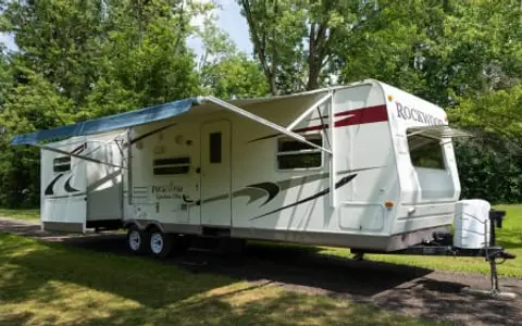 Spacious Rockwood Ultra Lite 33' - Sleeps 5-7 - Great for Family Trips